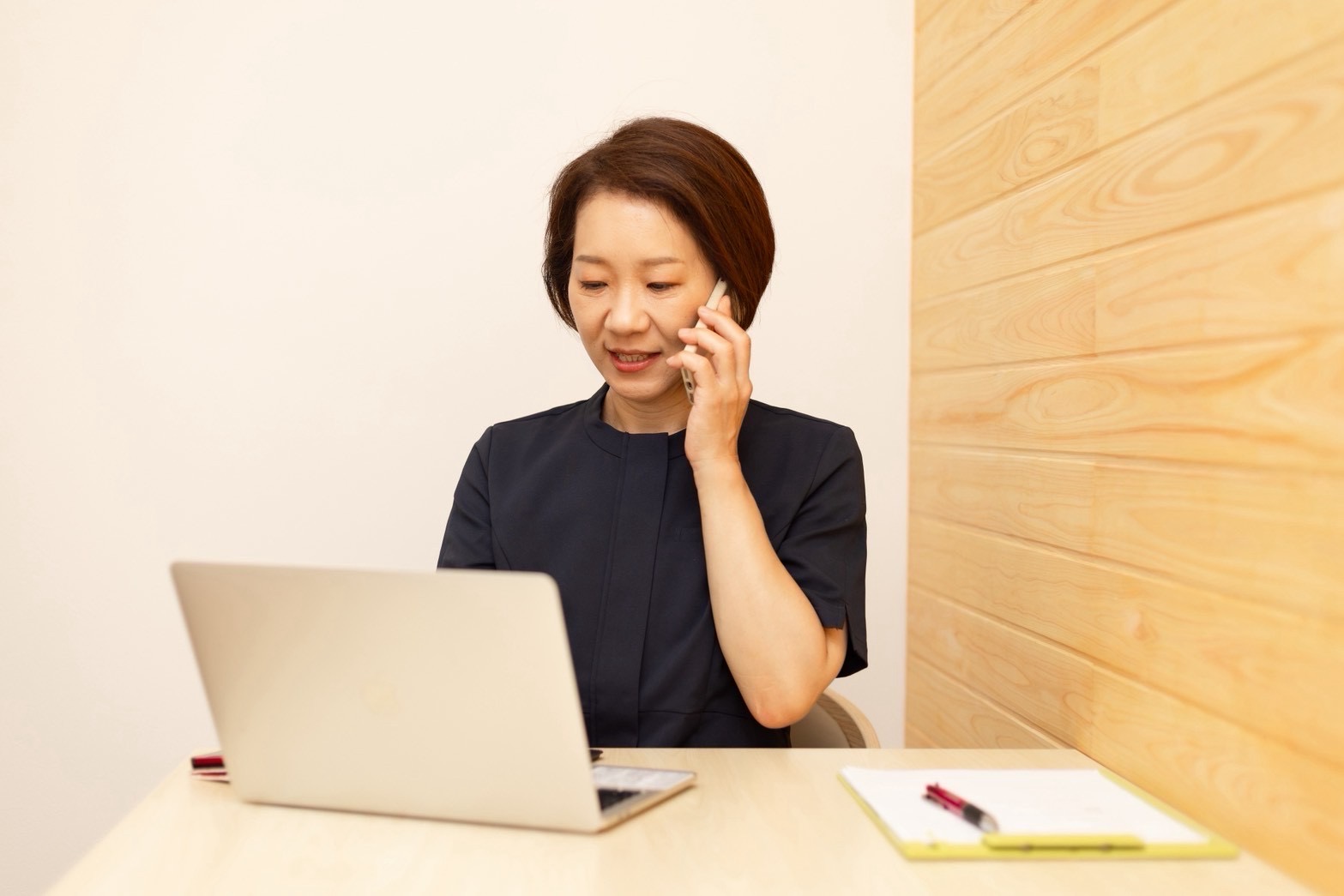 相談しながら暮らしについて考える様子